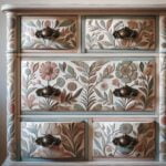 Decora le tue cassettiere con l'arte del decoupage per un tocco unico e personale